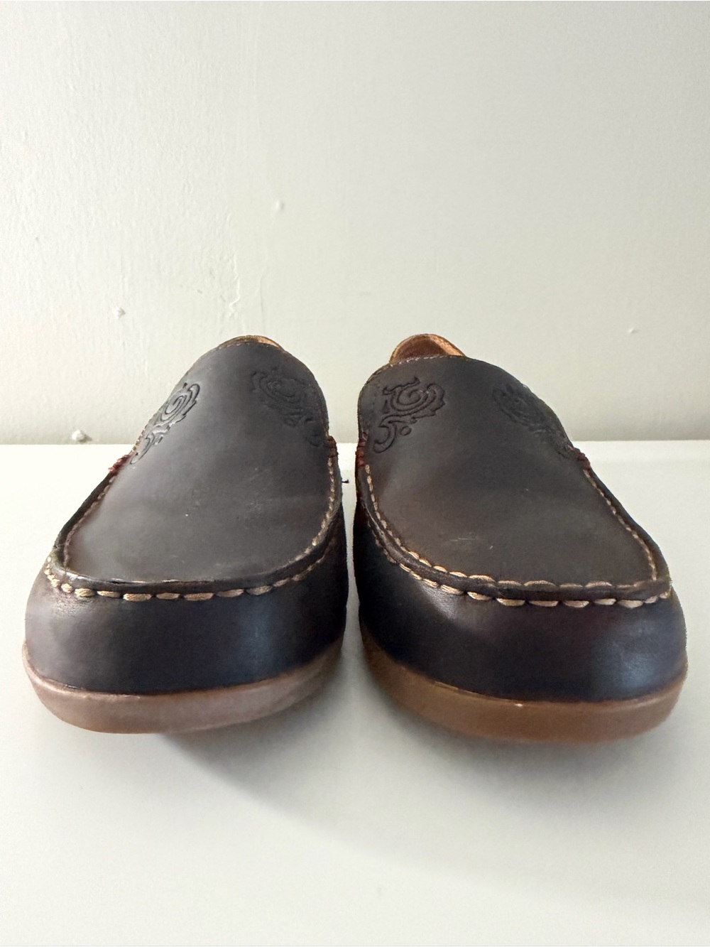 OluKai Nohea Nubuck dark brown leather loafer with floral etching women’s 9.5 - Picture 4 of 13